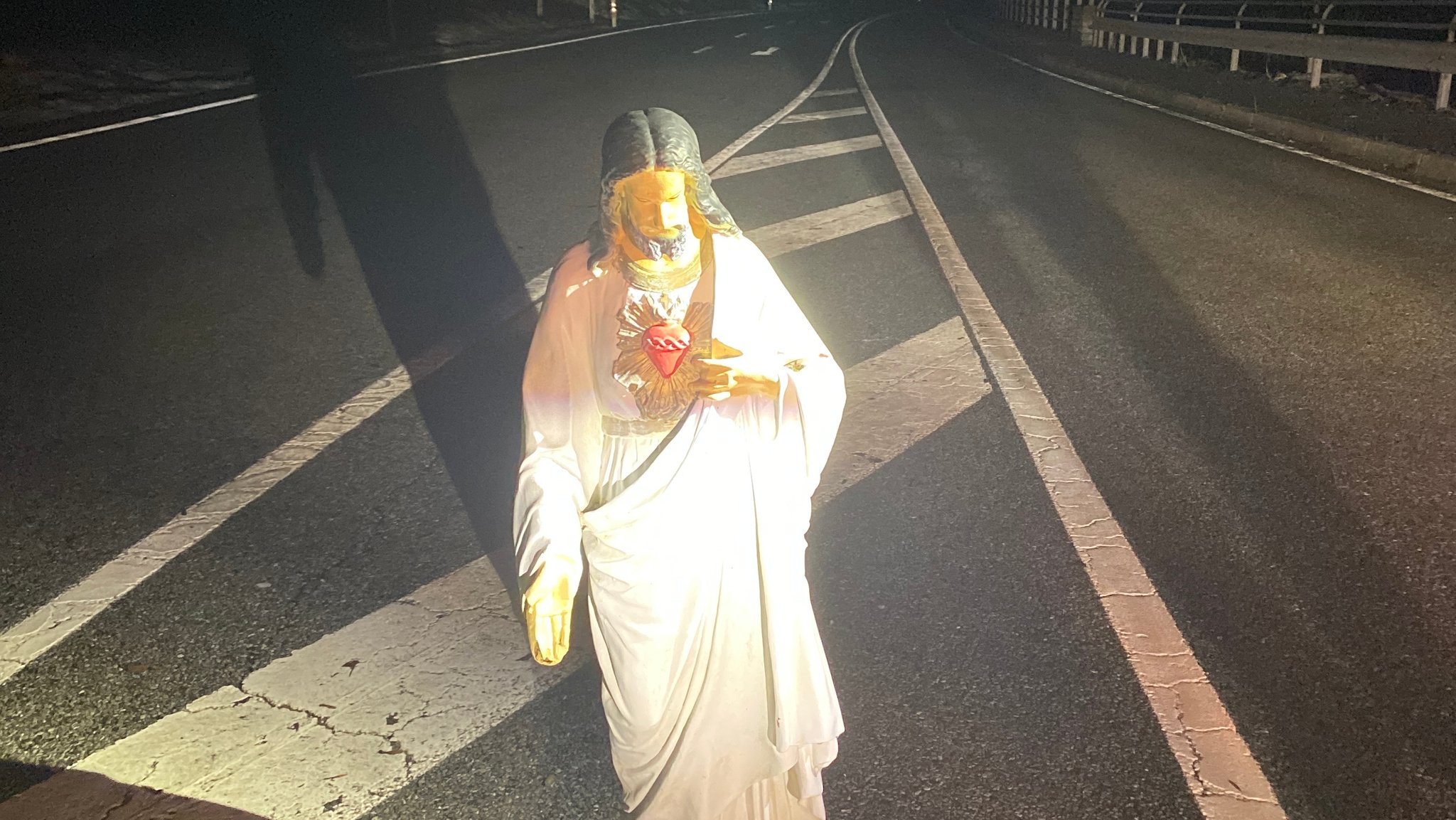 Im Scheinwerferlicht der Polizei: Eine 1,20 Meter große Jesusstatue aus Plastik auf der B533 bei Grafenau.