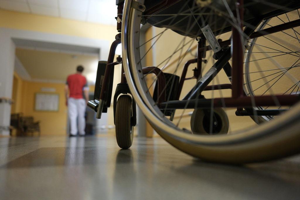 ARCHIV - 25.06.2024, Sachsen-Anhalt, Lutherstadt Wittenberg: Pflegekräfte arbeiten in Sachsen-Anhalt