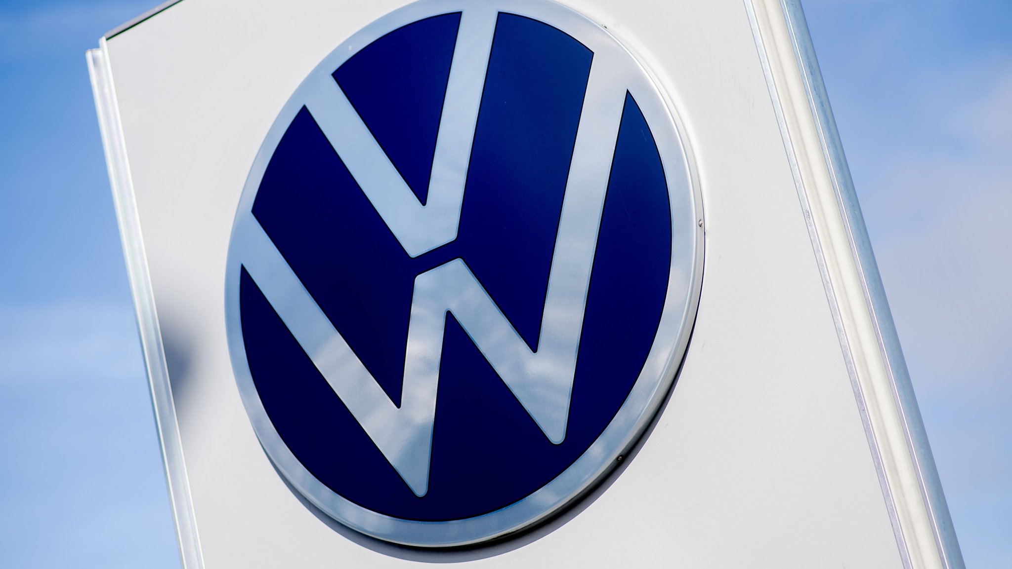 Logo von VW (Archivbild) | Bild: dpa-Bildfunk/Hauke-Christian Dittrich Logo von VW (Archivbild)