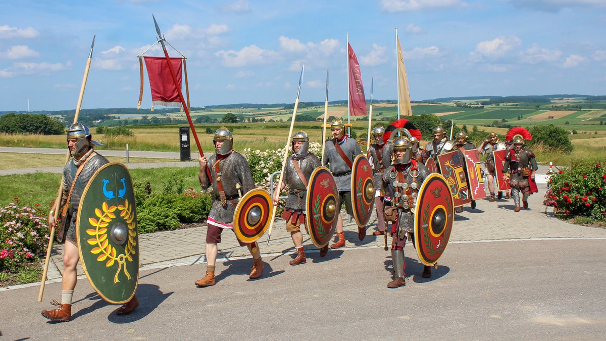 Römische Soldaten marschieren.
