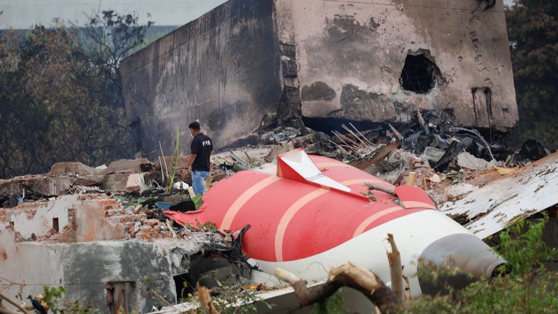 Beim Absturz einer Passagiermaschine der Air India sind in Ahmedabad viele Menschen ums Leben gekommen. Nun läuft die Suche nach der Ursache. Ermittler hoffen auf Erkenntnisse aus den Flugschreibern. Berichten zufolge hatte der Pilot einen Notruf abgesetzt. | Bild: Reuters/Adnan Abidi Beim Absturz einer Passagiermaschine der Air India sind in Ahmedabad viele Menschen ums Leben gekommen. Nun läuft die Suche nach der Ursache. Ermittler hoffen auf Erkenntnisse aus den Flugschreibern. Berichten zufolge hatte der Pilot einen Notruf abgesetzt.