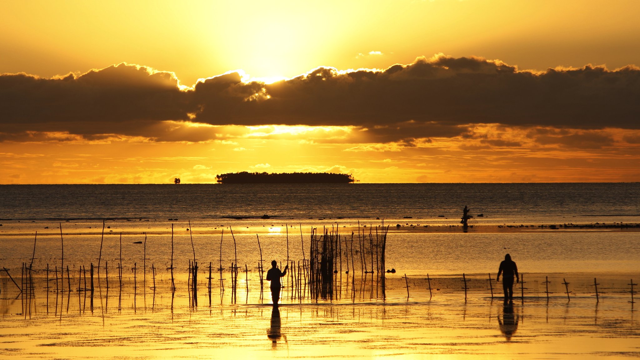 Fischer im Meer bei Nuku'alofa, Tonga. 