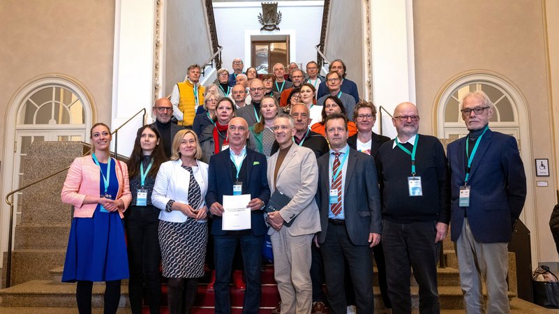 Missbrauchsbetroffene haben eine Petition im bayerischen Landtag übergeben. | Bild: picture alliance/dpa | Peter Kneffel Missbrauchsbetroffene haben eine Petition im bayerischen Landtag übergeben.