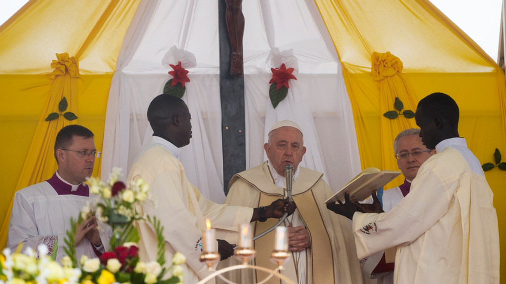 Papst Franziskus liest umringt von Geistlichen in Juba im Südsudan eine Messe.