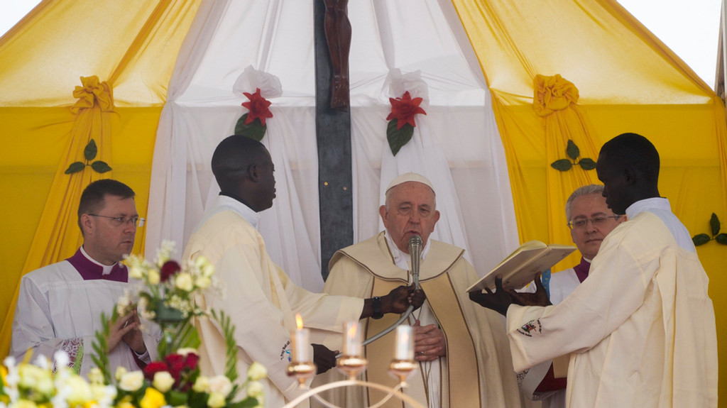 Papst Franziskus liest umringt von Geistlichen in Juba im Südsudan eine Messe. | Bild: dpa-Bildfunk/Gregorio Borgia Papst Franziskus liest umringt von Geistlichen in Juba im Südsudan eine Messe.