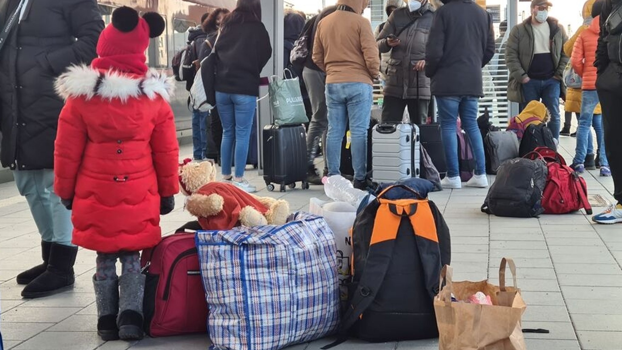 Geflüchtete an einem Bahnhof (Symbolbild)