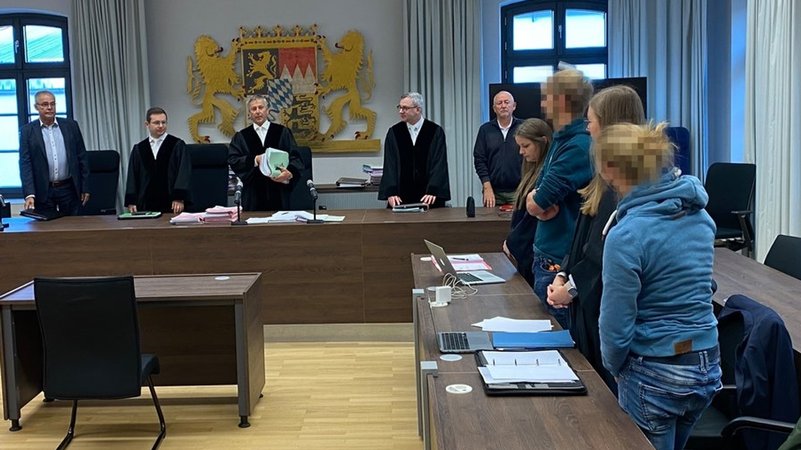Das Landgericht Memmingen hat Beschäftigte eines Milchviehbetriebes in Bad Grönenbach zu Geldstrafen verurteilt. 