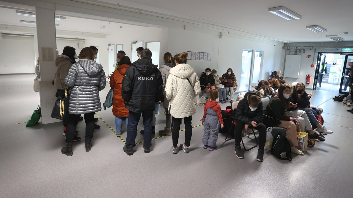Geflüchtete aus der Ukraine warten im ANKER Zentrum auf ihre Registrierung.