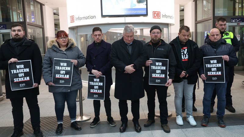 Martin Burkert (M), MdB und Vorsitzender der Eisenbahnergesellschaft EVG, mit Mitgliedern der EVG und anderen Beschäftigen der Deutschen Bahn bei der Schweigeminute für einen getöteten Zugbegleiter. | Bild: picture alliance/dpa | Daniel Löb Martin Burkert (M), MdB und Vorsitzender der Eisenbahnergesellschaft EVG, mit Mitgliedern der EVG und anderen Beschäftigen der Deutschen Bahn bei der Schweigeminute für einen getöteten Zugbegleiter.