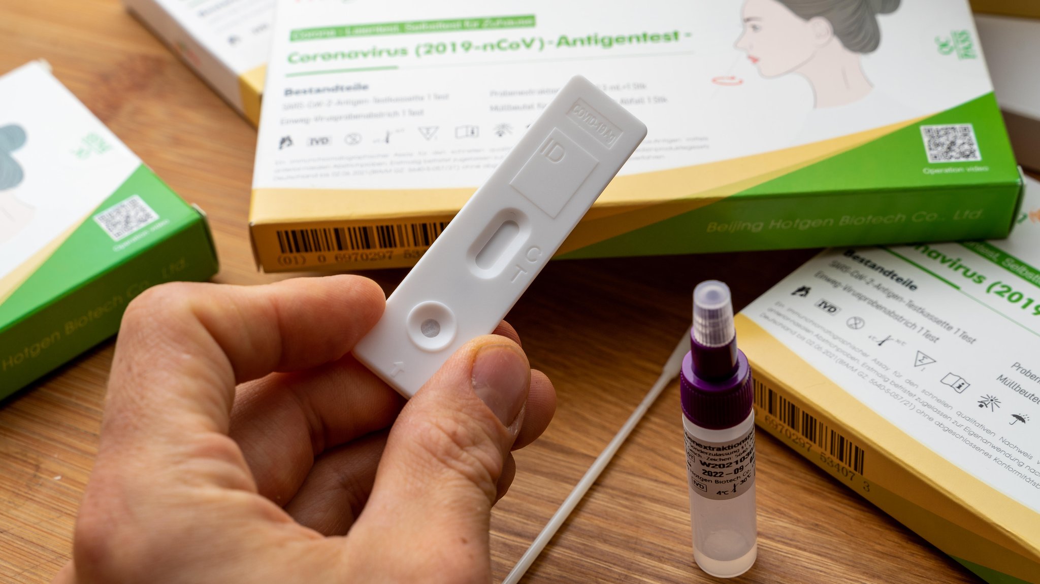 Ein Mann hält einen Antigen Covid-19 Selbsttest in der Hand,