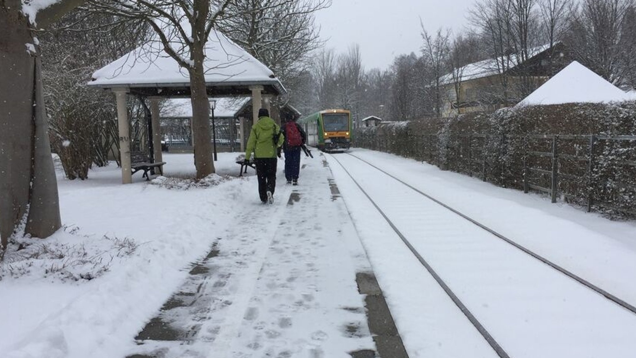 Archivbild: Zwei Skifahrer auf dem Weg zur Waldbahn.