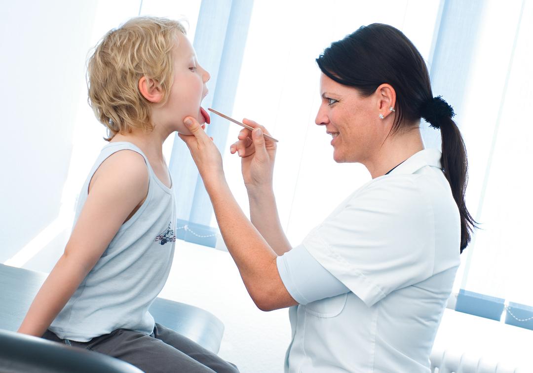 Protestaktion Verbände fordern Stopp von MandelOPs bei Kindern BR24