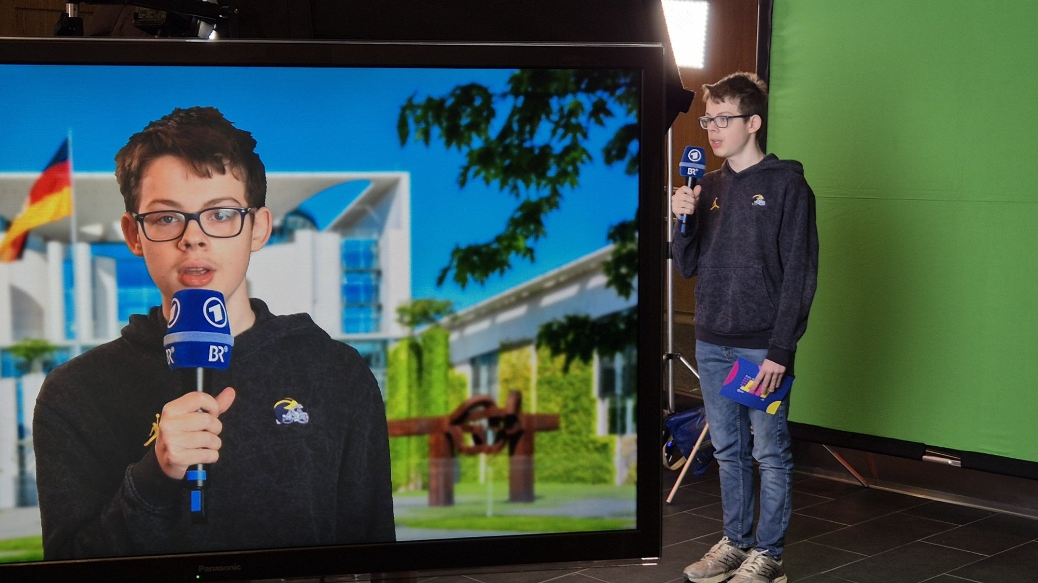 Der Neuntklässler Alexander aus München hat seinen großen Auftritt als "Hauptstadtkorrespondent in Berlin". 