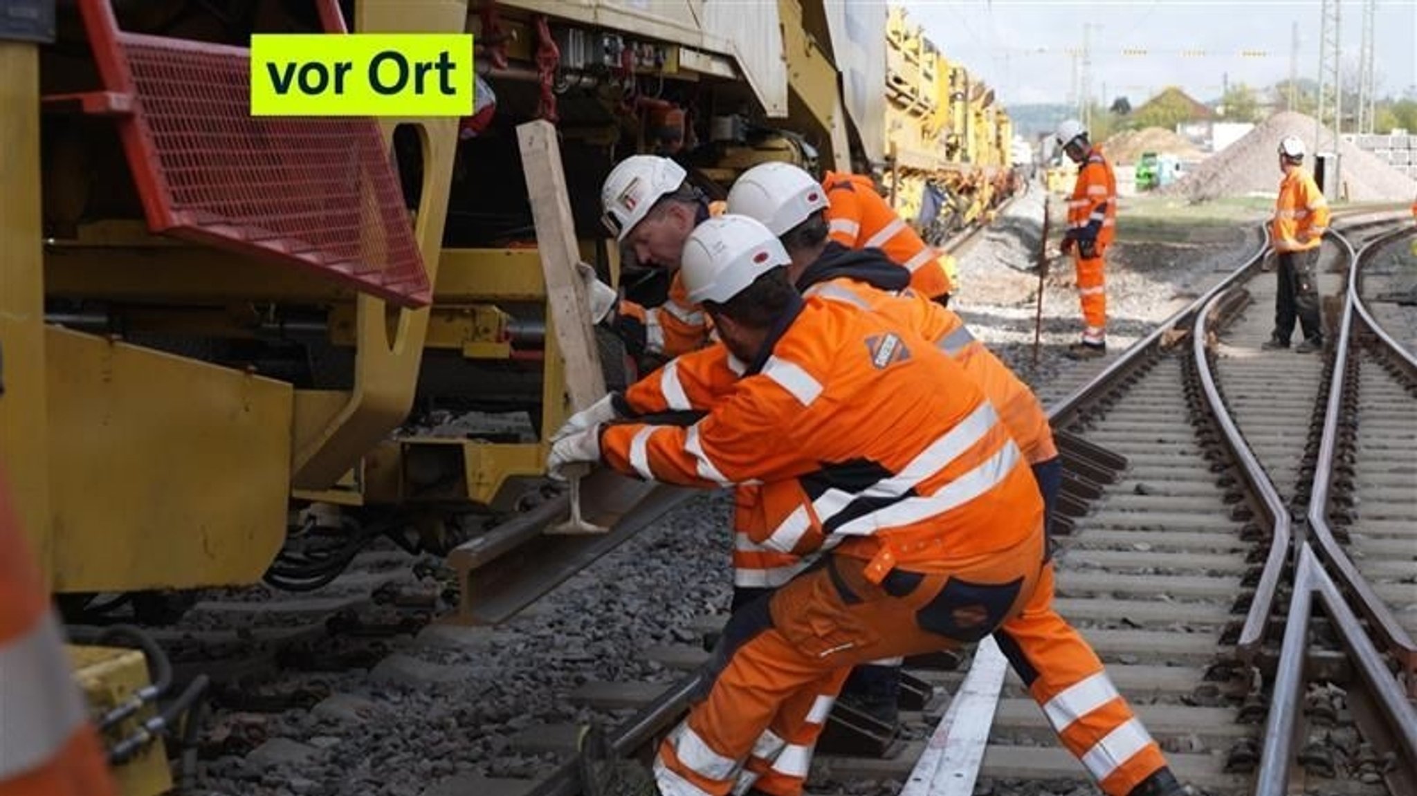 Bahnmitarbeiter im Einsatz an der Gleisbaumaschine RU800 S | Bild: BR/Simon Sonner Bahnmitarbeiter im Einsatz an der Gleisbaumaschine RU800 S
