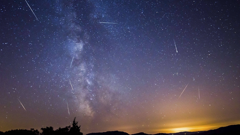 Sternschnuppen flitzen übers Firmament: Zum Höhepunkt eines Meteorschauers sind zahlreiche Sternschnuppen zu sehen.