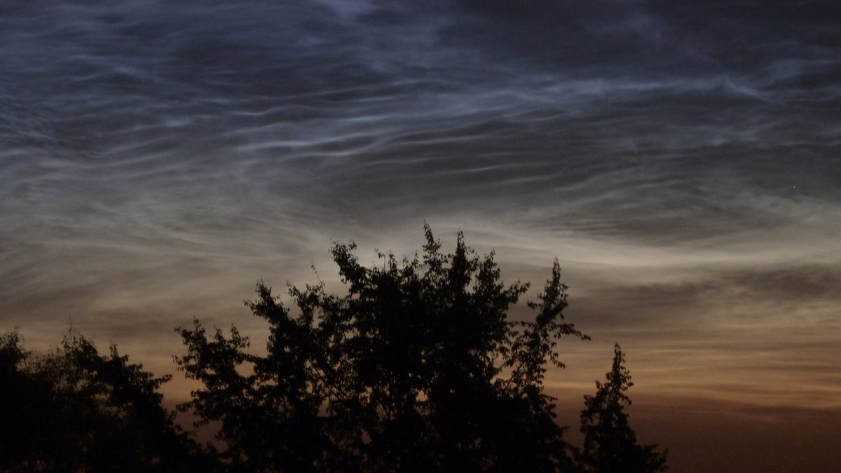Leuchtende Nachtwolken in der Nacht vom 3. auf den 4. Juli 2014 über Witten im Ruhrgebiet