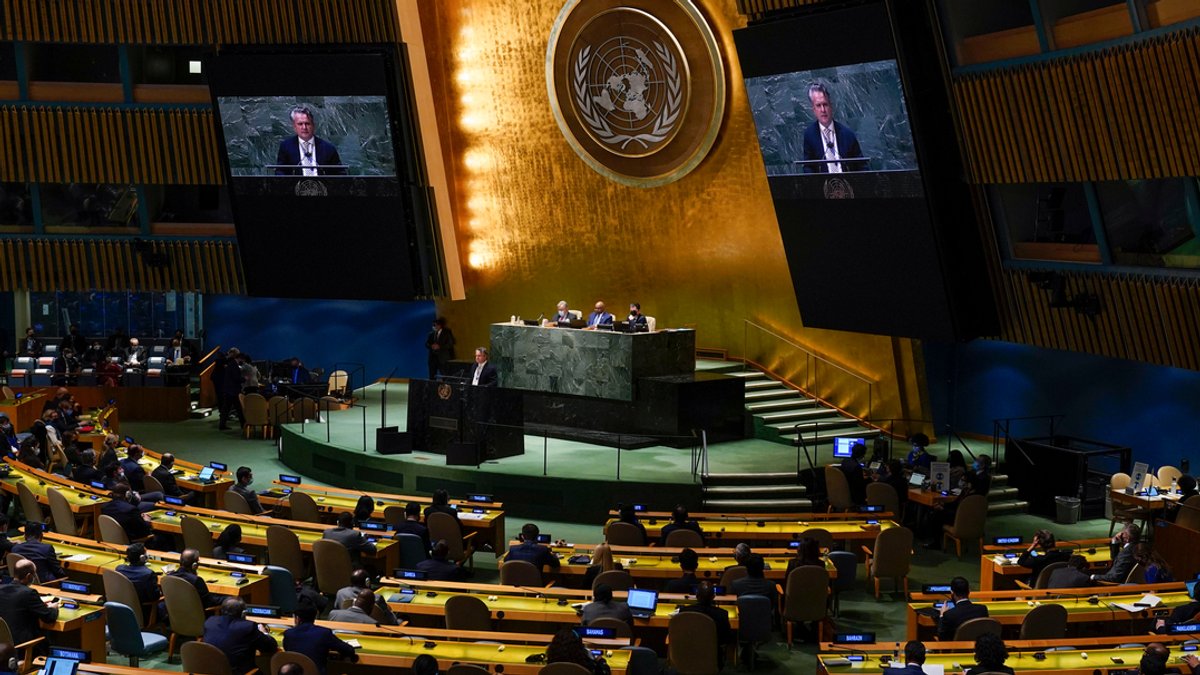 Serhij Kyslyzja, Botschafter der Ukraine bei den Vereinten Nationen, spricht während einer Dringlichkeitssitzung der Generalversammlung im Hauptquartier der Vereinten Nationen in New York