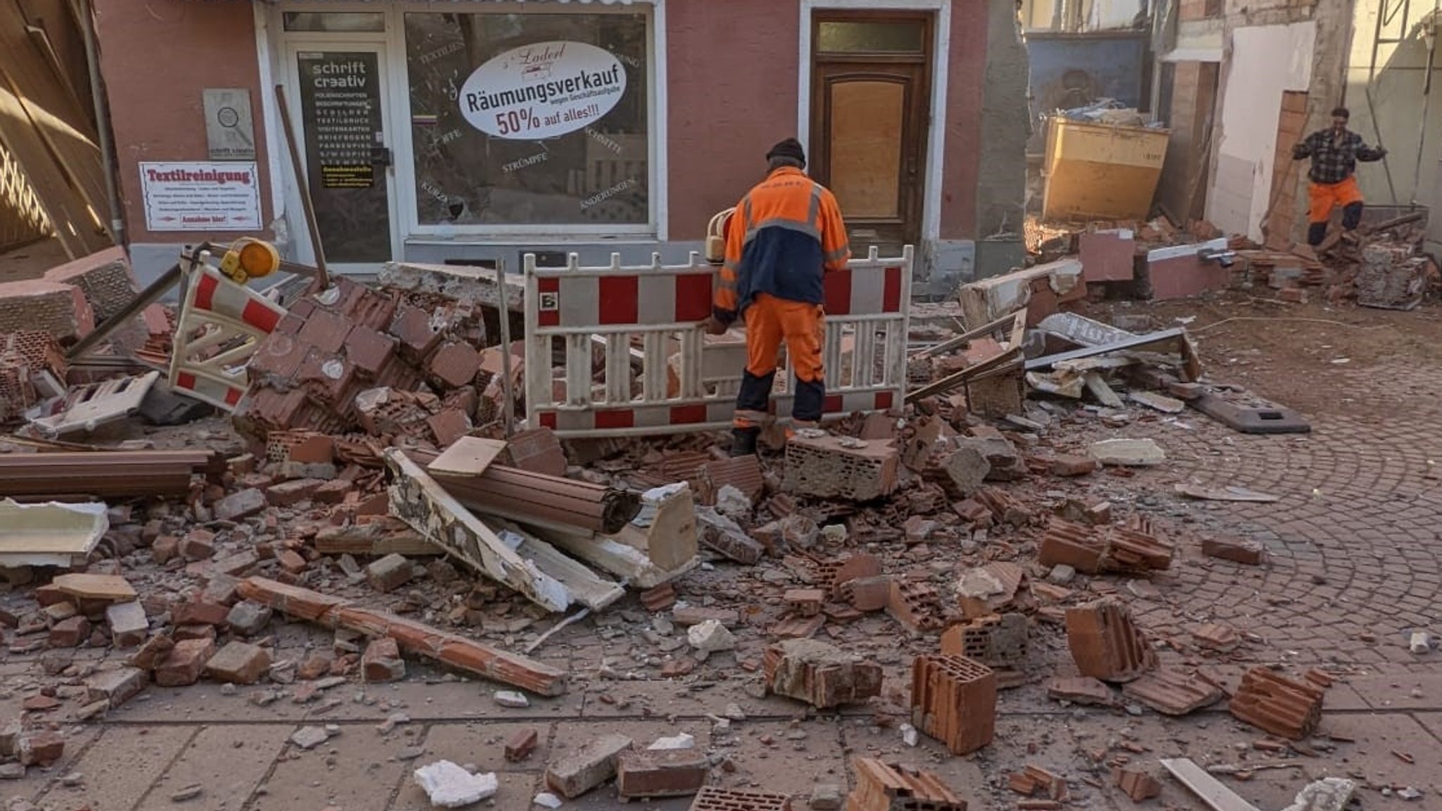 Ziegelsteine und Betonteile auf der Ringstraße in Viechtach