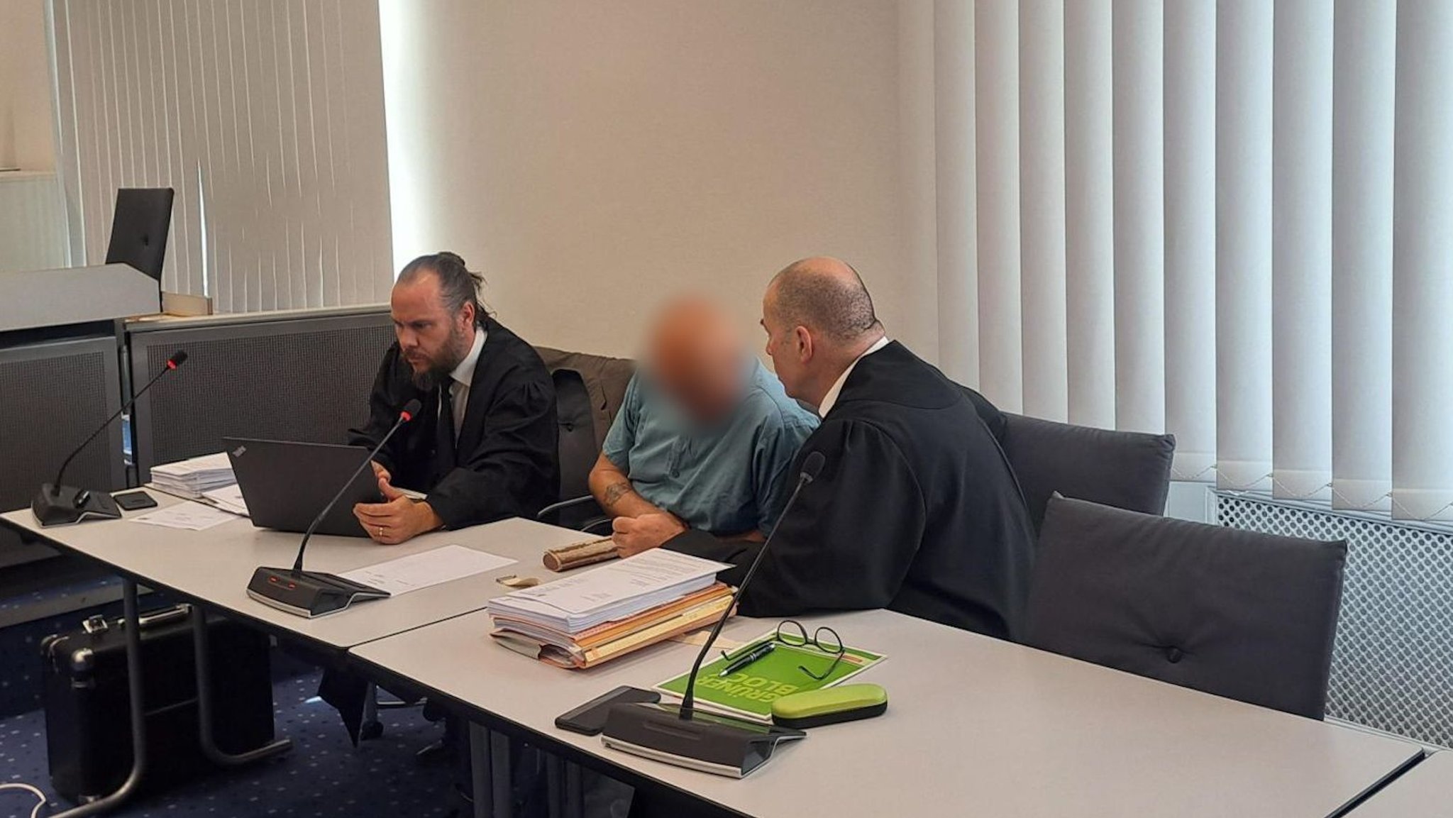 Vor dem Landgericht Bamberg ist der 74 Jahre alte Tatverdächtige wegen Totschlags zu einer Freiheitsstrafe von zwölf Jahren verurteilt worden. | Bild: BR Vor dem Landgericht Bamberg ist der 74 Jahre alte Tatverdächtige wegen Totschlags zu einer Freiheitsstrafe von zwölf Jahren verurteilt worden.