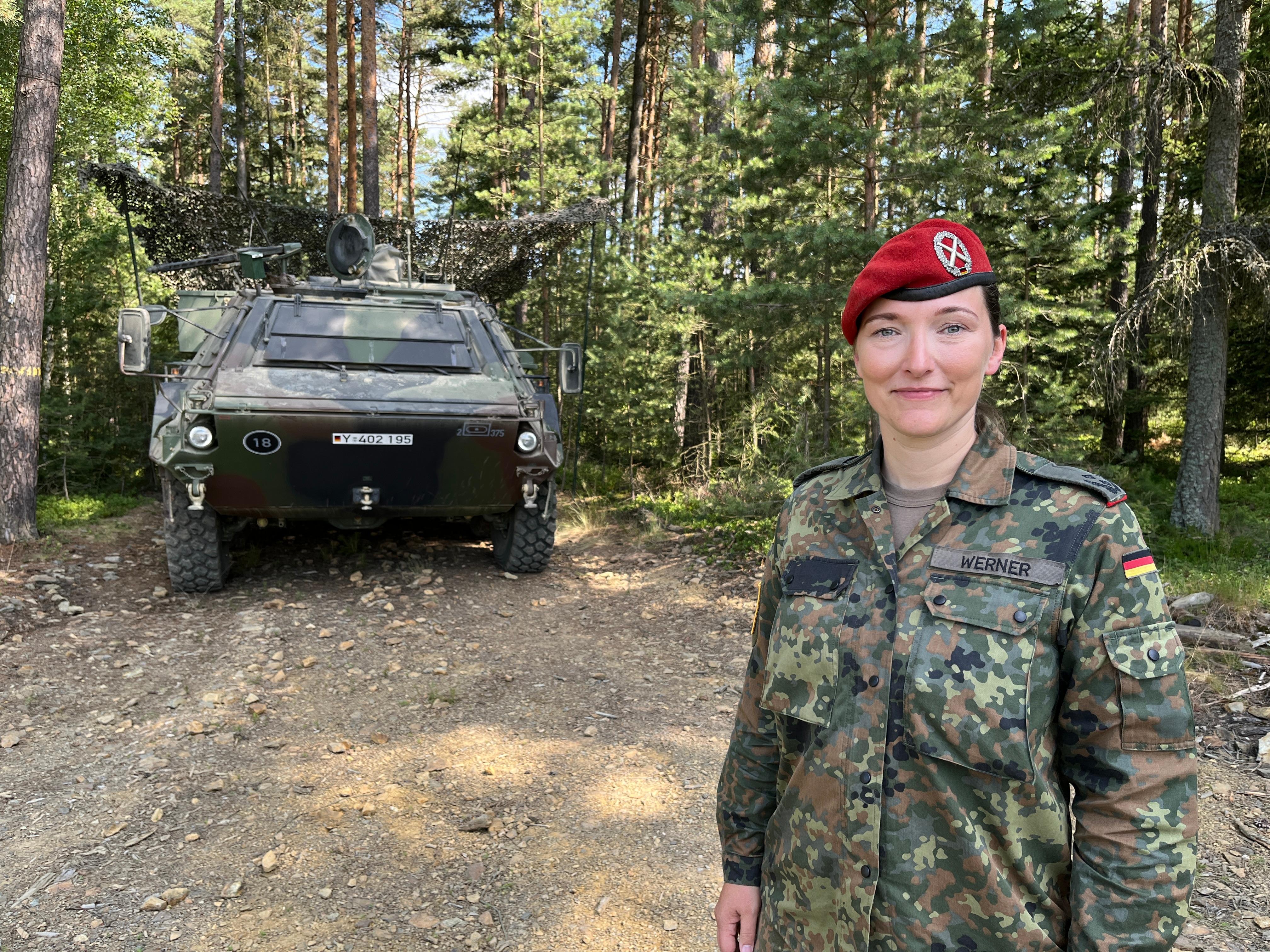 Oberstleutnant Hekja Marlen Werner vom Panzerartilleriebataillon 375 Weiden, vor einem Militärfahrzeug.