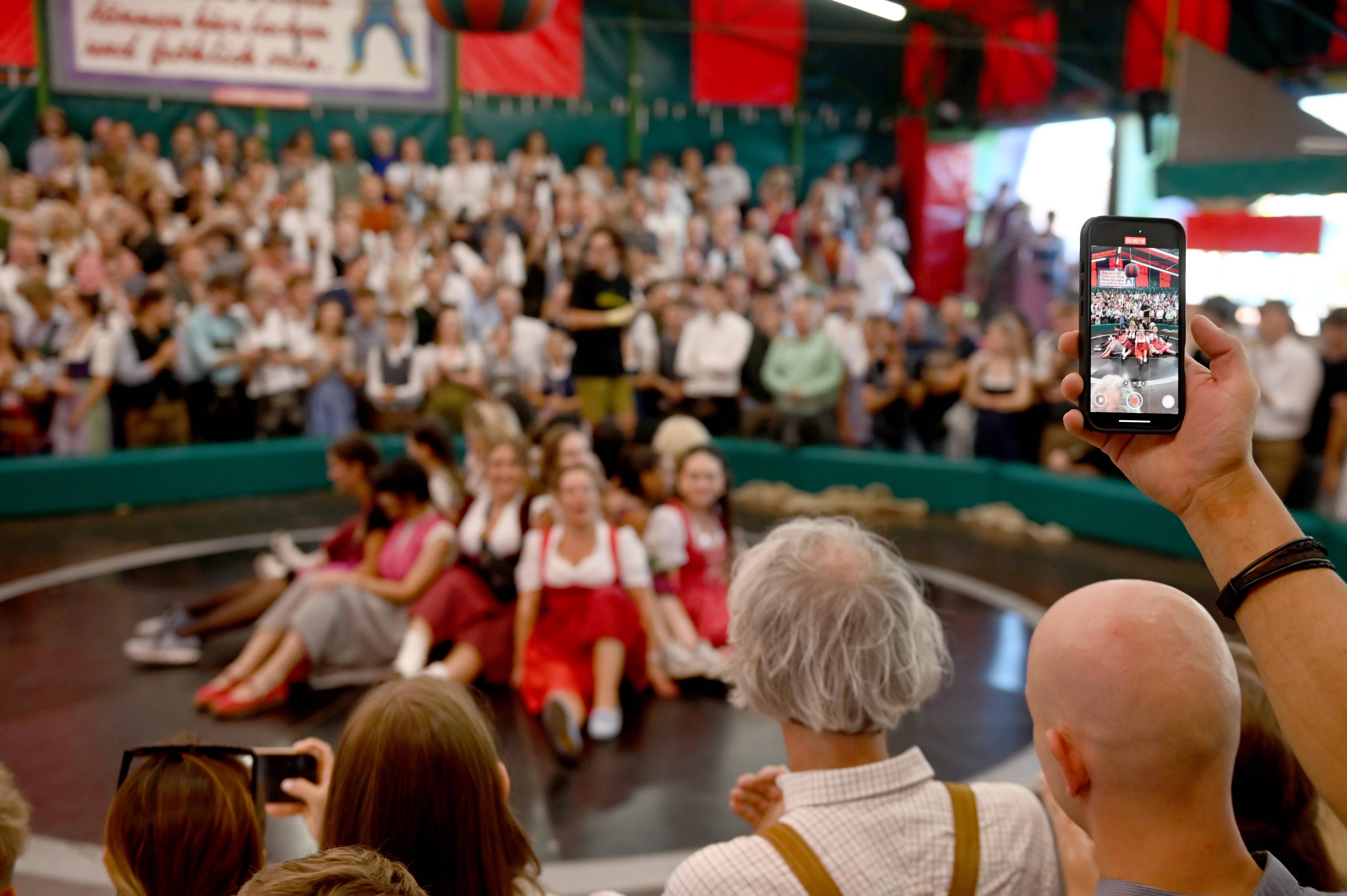 Das Teufelsrad ist ein traditionelles Fahrgeschäft auf der Wiesn. In den letzten Jahren gab es hier vermehrt Fälle von "Upskirting". 