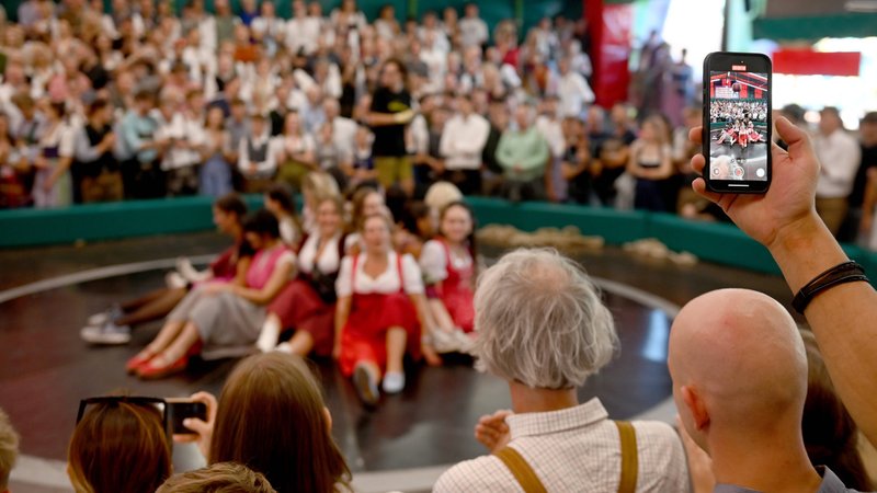 Das Teufelsrad ist ein traditionelles Fahrgeschäft auf der Wiesn. In den letzten Jahren gab es hier vermehrt Fälle von "Upskirting". | Bild: picture alliance/SZ Photo/Stephan Rumpf Das Teufelsrad ist ein traditionelles Fahrgeschäft auf der Wiesn. In den letzten Jahren gab es hier vermehrt Fälle von "Upskirting".