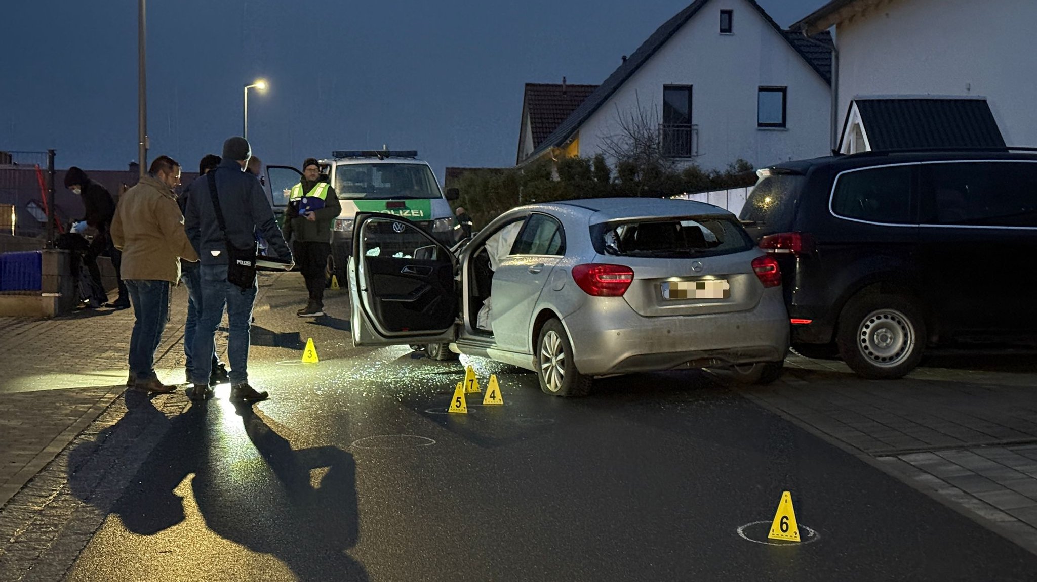 Fahrerin baut mehrere Unfälle – Polizei stoppt Auto mit Schüssen