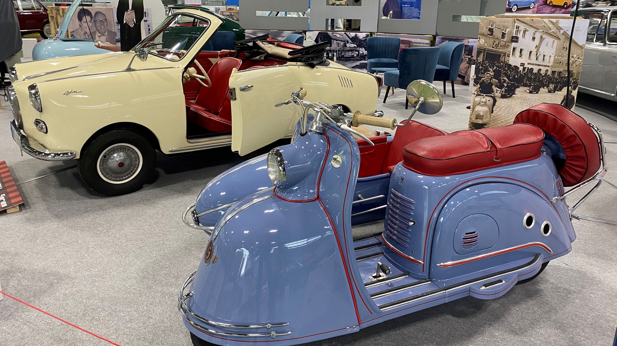 Ein Goggo-Roller und ein Goggomobil stehen in der Dingolfinger Eishalle zur Ansicht. 