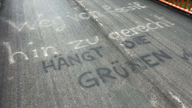 Eine Fußgängerbrücke in Kempten wurde mit dem Satz "Hängt die Grünen" beschmiert.
