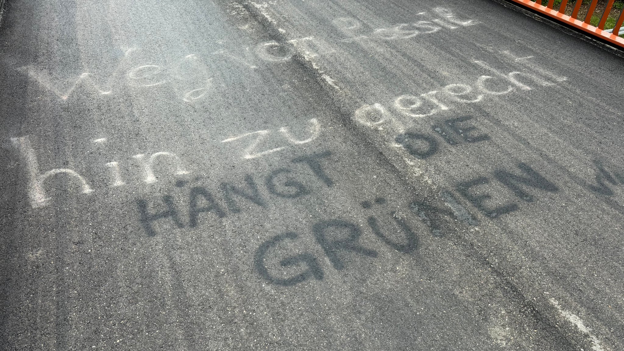 Eine Fußgängerbrücke in Kempten wurde mit dem Satz "Hängt die Grünen" beschmiert.