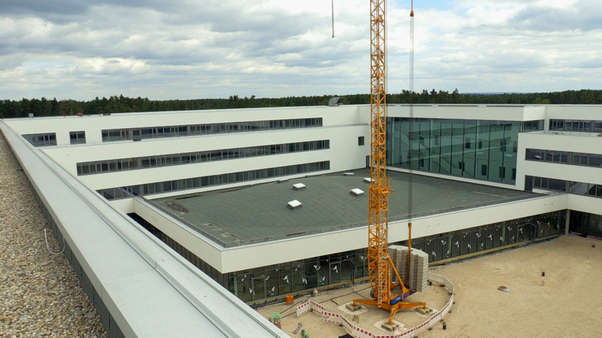 Das Lehrsaalgebäude der neuen Offizierschule der Otto-Lilienthal-Kaserne von außen.