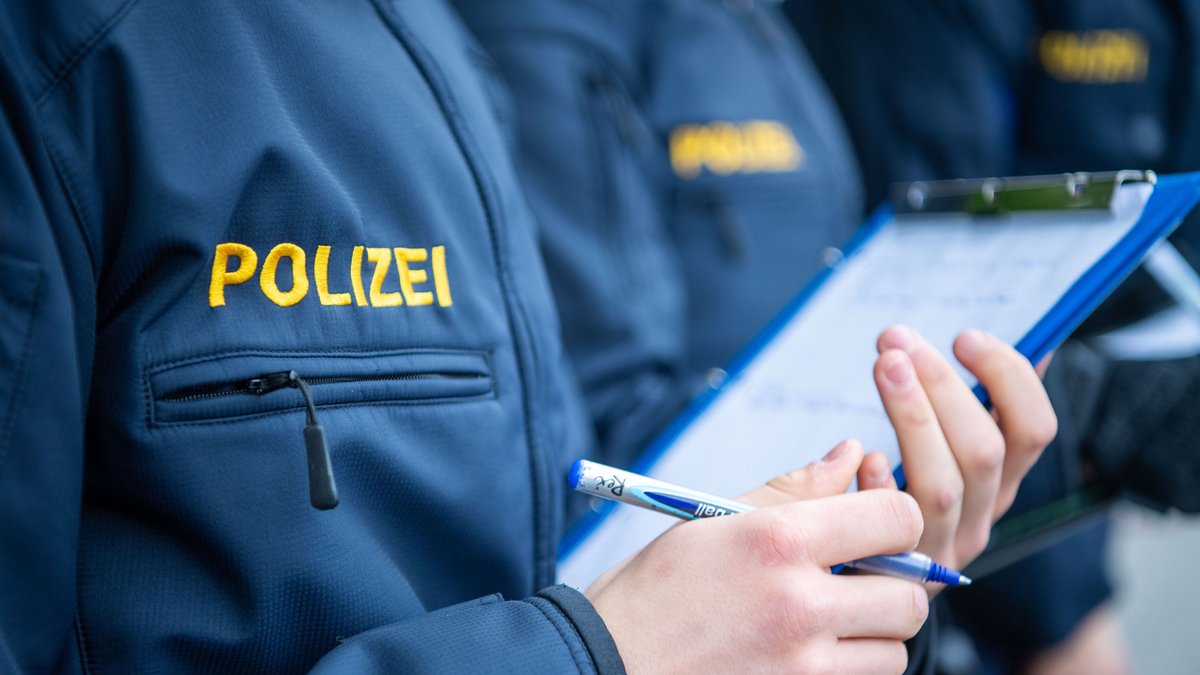 Mit einer Reihe von Beschwerden und skurrilen Forderungen müssen sich Polizisten bei einem Nachbarschaftsstreit in Schwandorf auseinandersetzen.