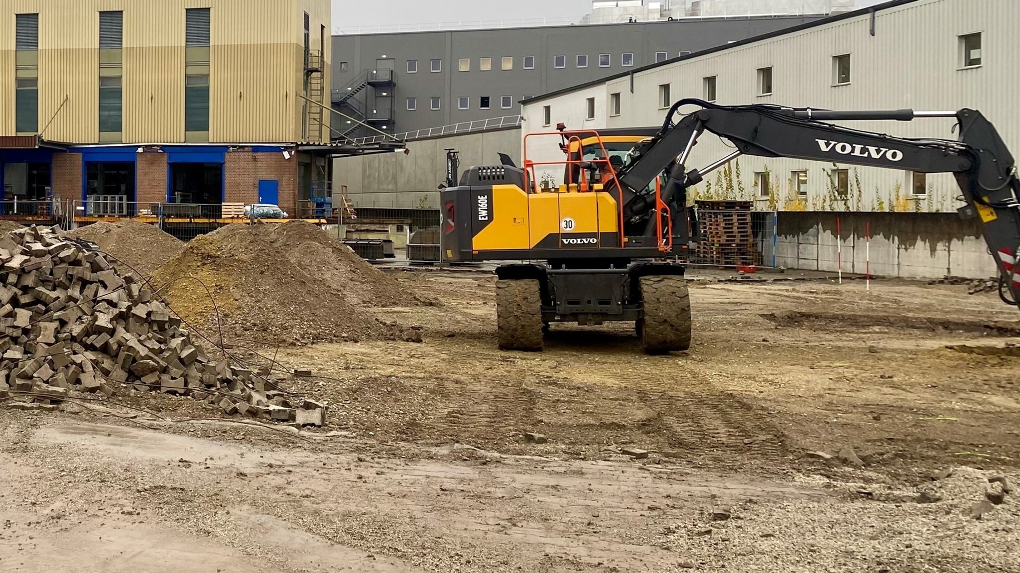 Bagger auf Baustelle.