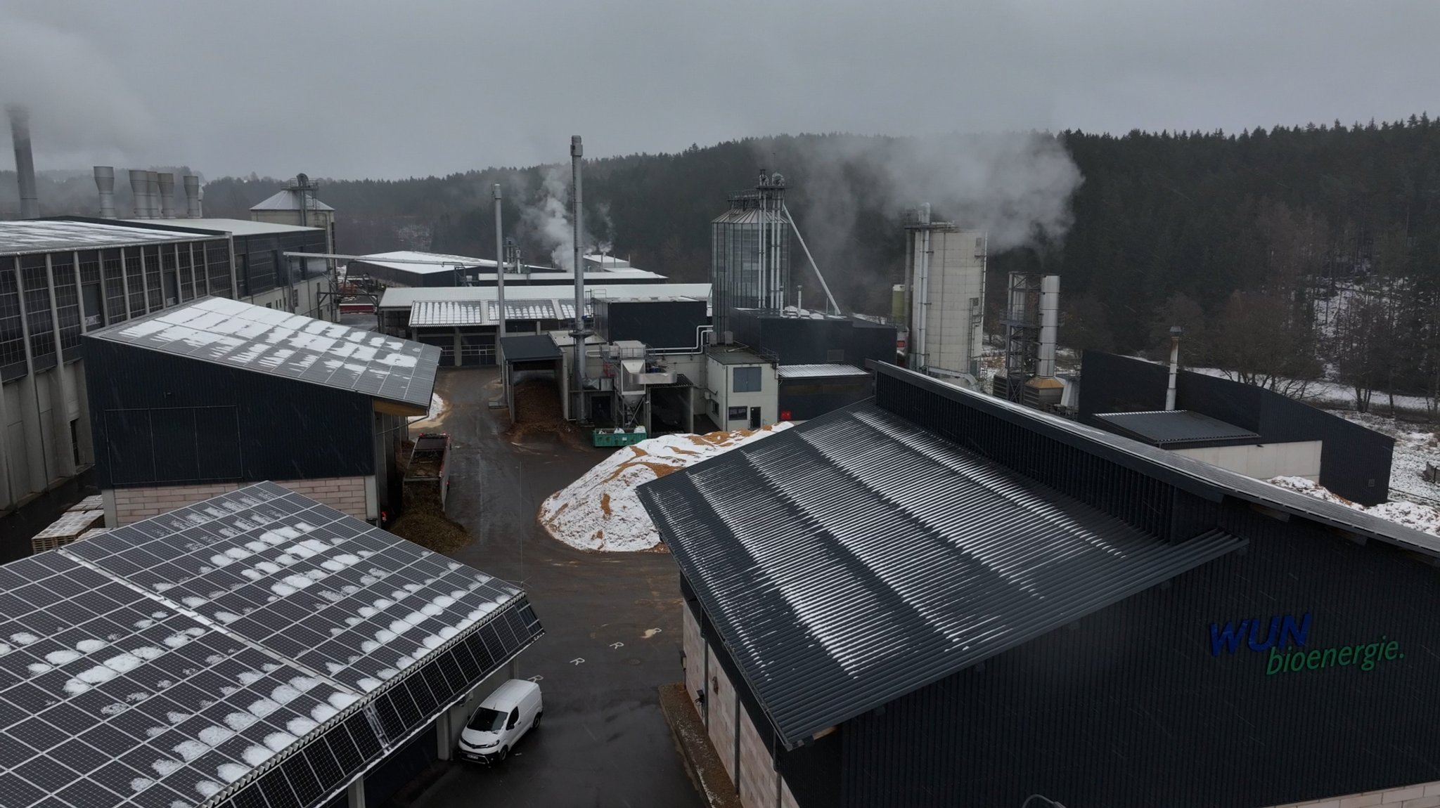 Gebäude und dampfende Schornsteine im Energiepark Wunsiedel.