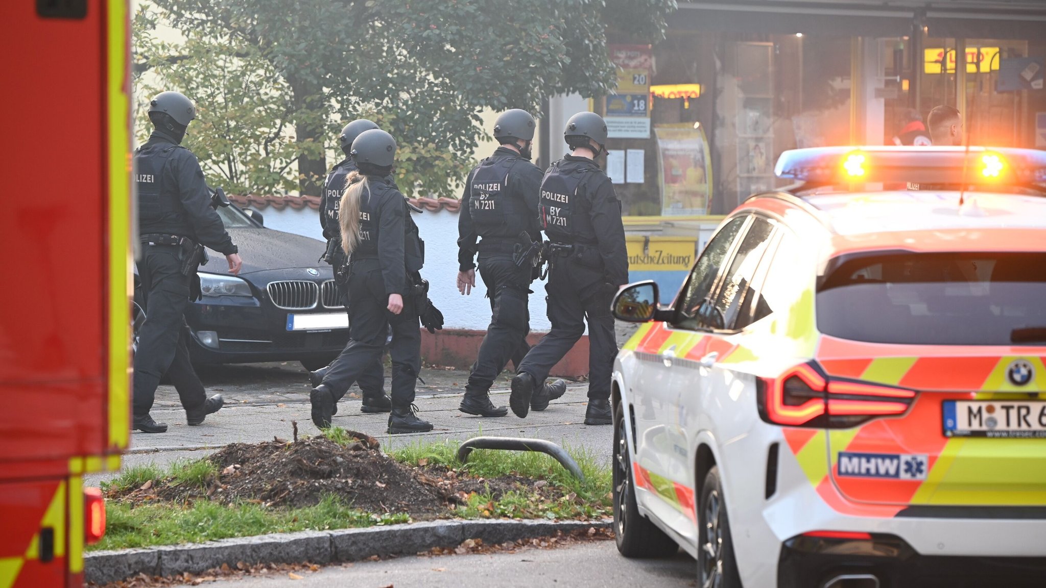 Polizei und Feuerwehr im Großeinsatz im Münchner Norden, hier: Lerchenauer / Dahlienstraße | Bild: picture alliance / SZ Photo | Robert Haas Polizei und Feuerwehr im Großeinsatz im Münchner Norden, hier: Lerchenauer / Dahlienstraße