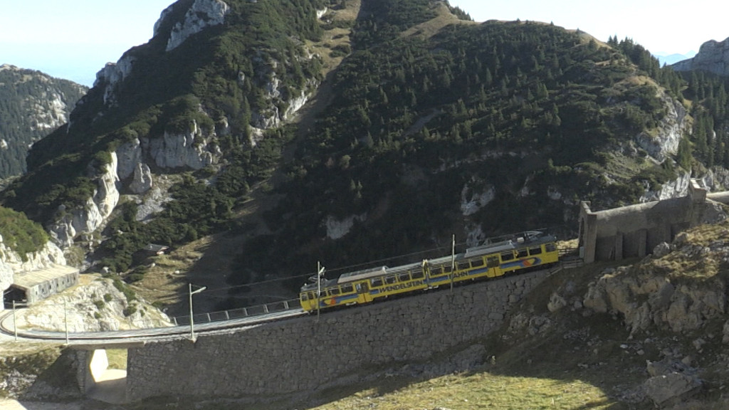 Der gelbe Doppeltriebwagen der Wendelsteinbahn auf dem Weg zum Gipfel