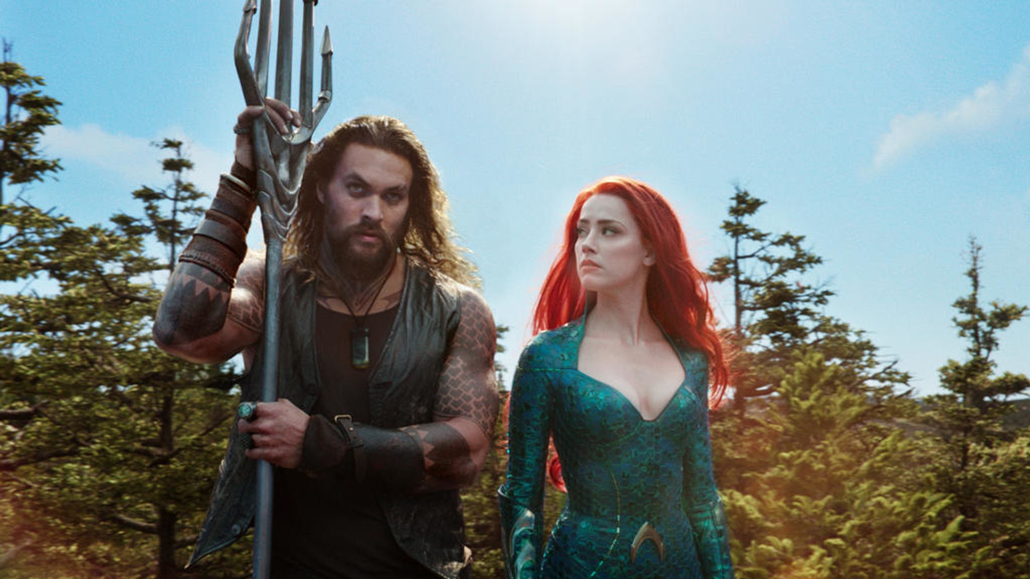 Der Superheld Aquaman (Jason Momoa) neben Mera (Amber Heard)