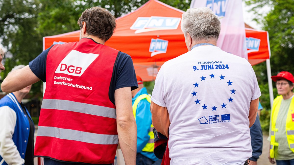 Zwei Gewerkschaftsvertreter vom DGB und CNV stehen an ihrem Infostand an der Grenze zwischen Gronau (Deutschland) und Glanerburg (Niederlande). Symbolische Grenzschließung der Gewerkschaften eine Woche vor der Europawahl. 