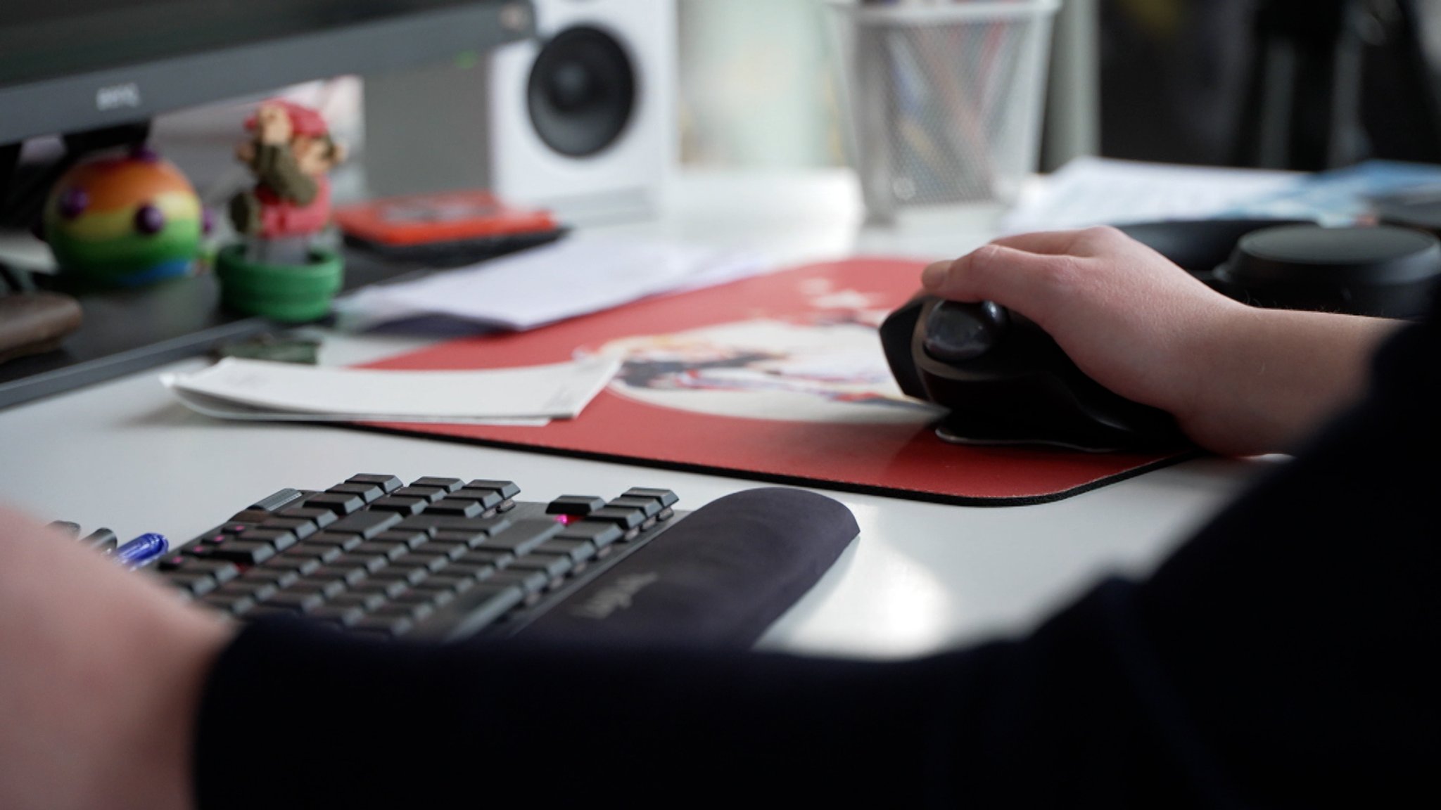 Blick auf Tastatur an einem Schreibtisch. Computerspiele gelten als Innovationstreiber. Die Ideen der Games-Branche werden sogar dringend im Automobilbereich, im Gesundheitswesen oder bei der digitalen Verwaltung gebraucht. Der von Bayern aufgelegte Fördertopf reicht den Entwicklern noch nicht.