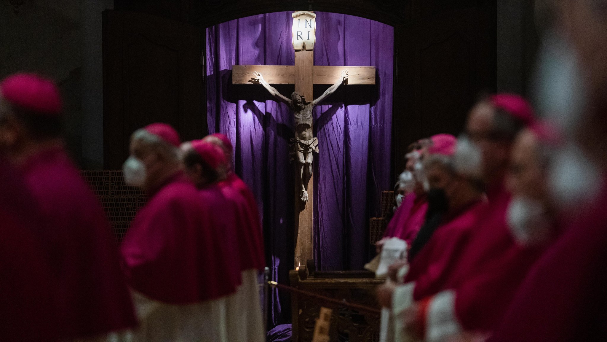 Archivbild: Bischöfe nehmen am Eröffnungsgottesdienst der Frühjahrs-Vollversammlung der Deutschen Bischofskonferenz 2022 teil.