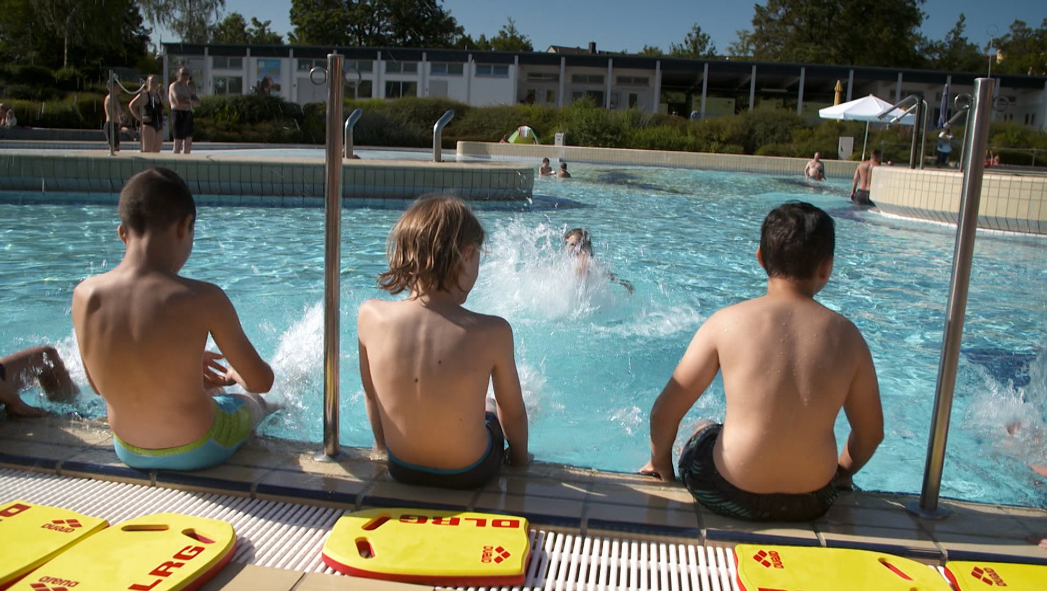 Viele Grundschulkinder können nicht schwimmen. Doch die Wartelisten für Schwimmkurse sind lang. 