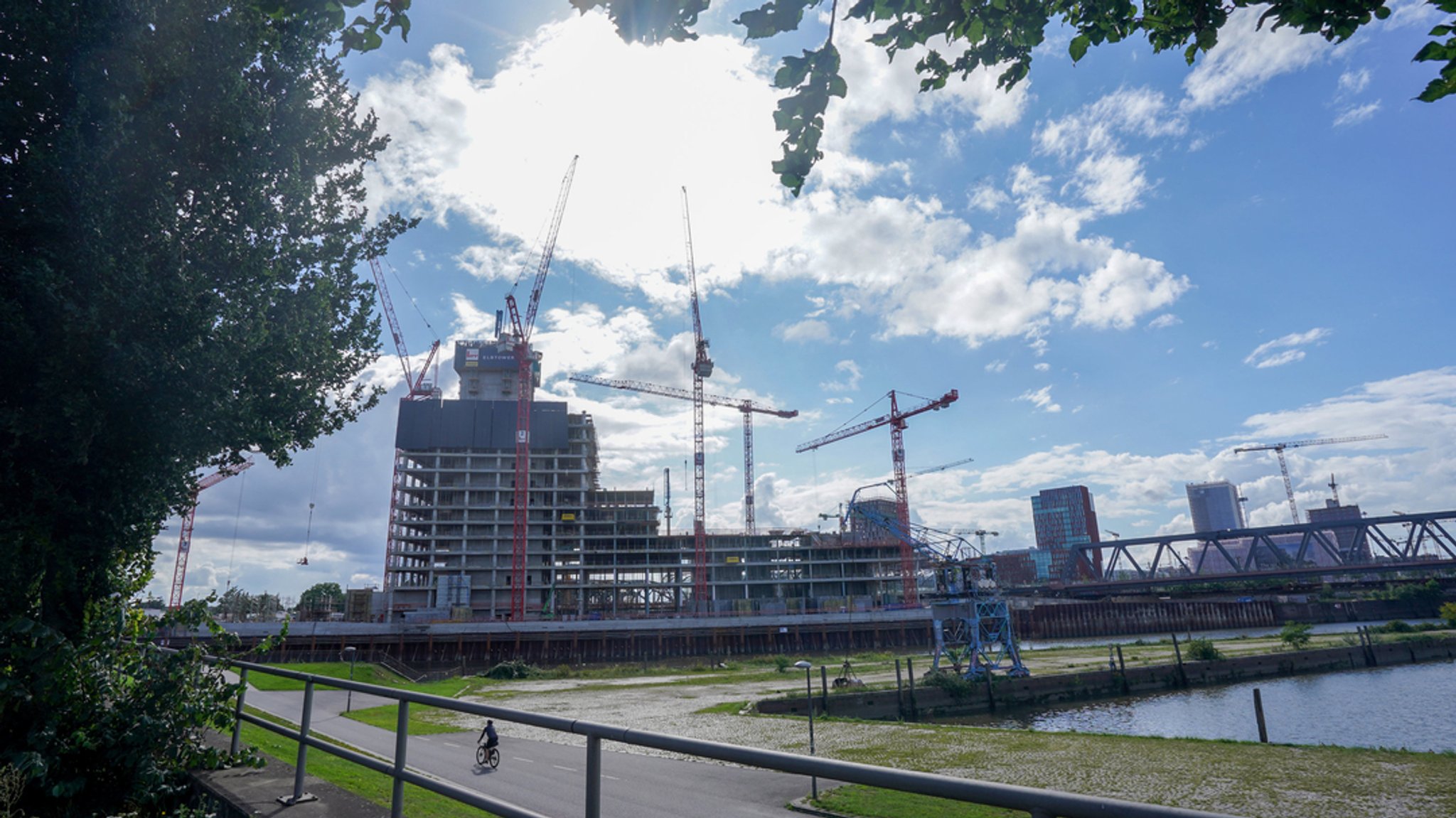 Blick auf die Elbtower-Baustelle an den Elbrücken. 