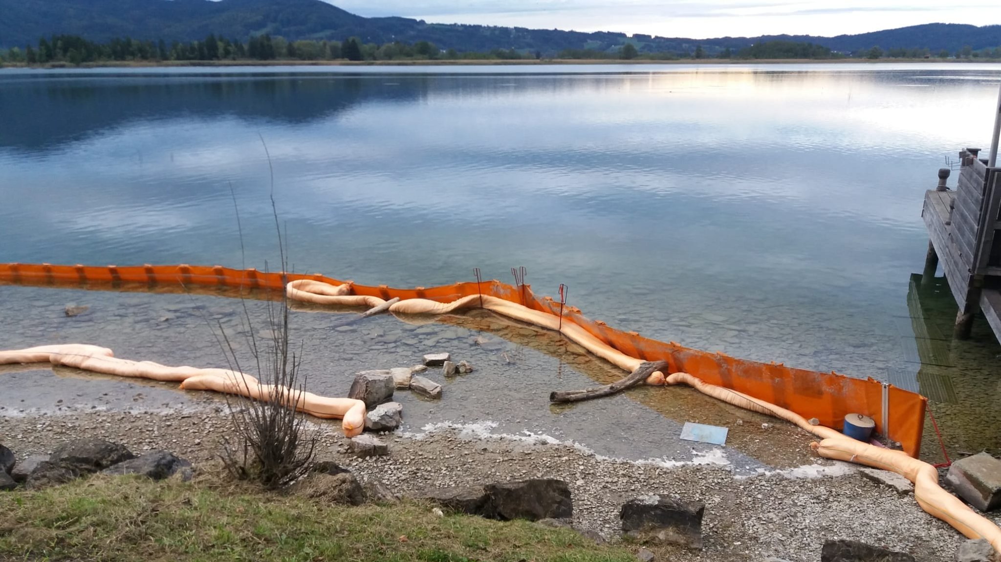 Absperrung nach Ölaustritt bei Betankung am Kochelsee.