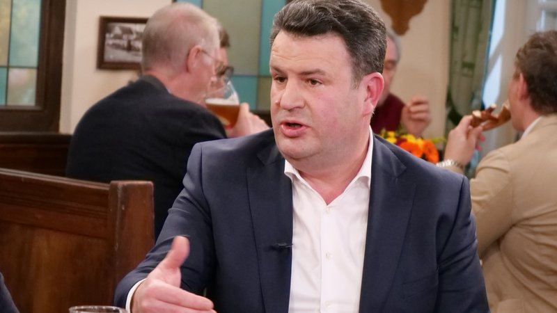 Dort warb er unter anderem für den ,Made in Germany Bonus' seiner Partei. | Bild: Bayerischer Rundfunk 2024 Dort warb er unter anderem für den ,Made in Germany Bonus' seiner Partei.