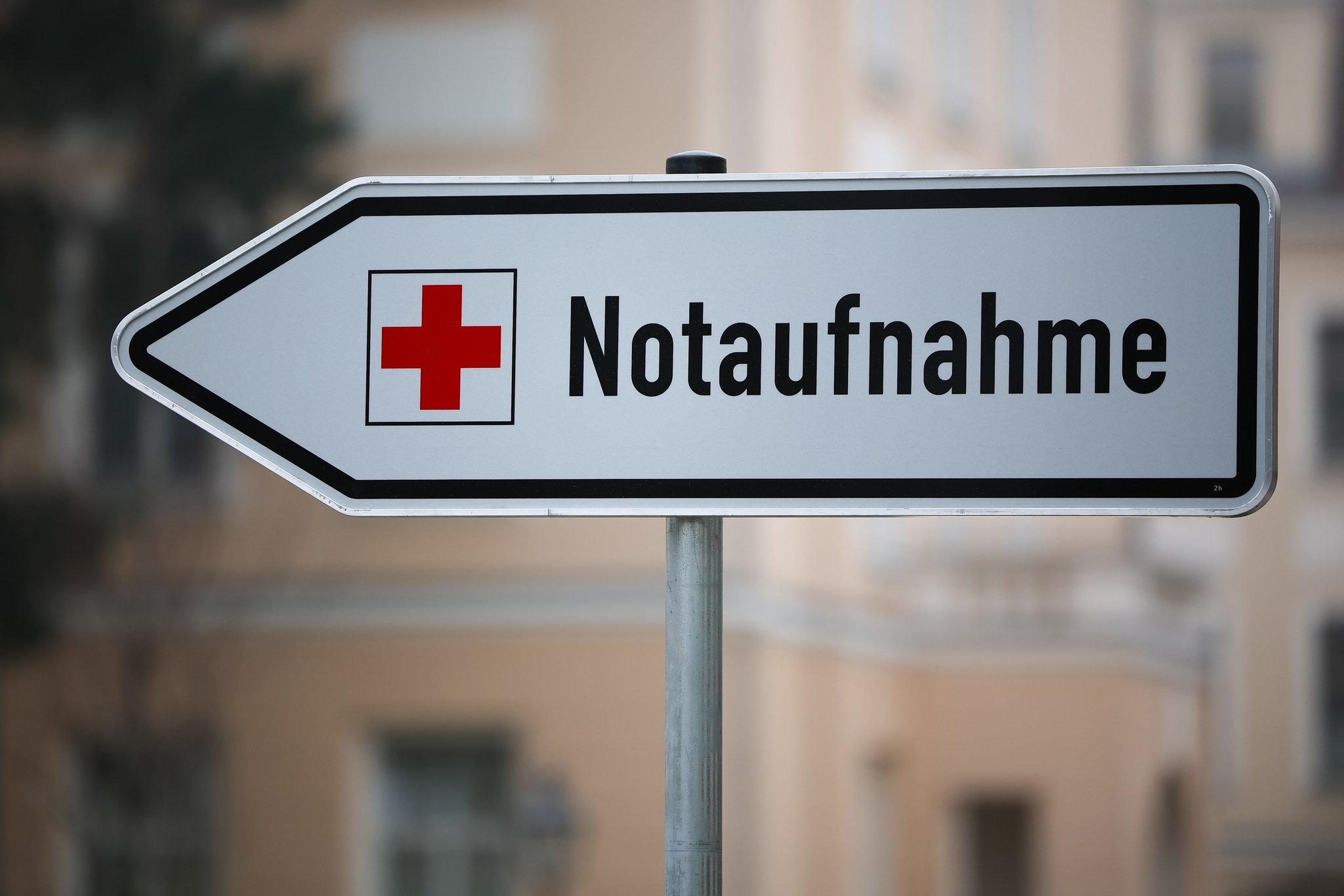 Ein Schild weist den Weg zur Notaufnahme einer Klinik.