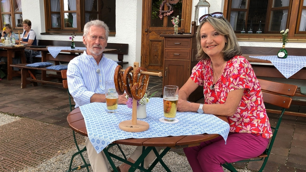 Marianne Kreuzer und Paul Breitner in seinem Lieblings-Biergarten in Münster bei Egmating (Landkreis Ebersberg)