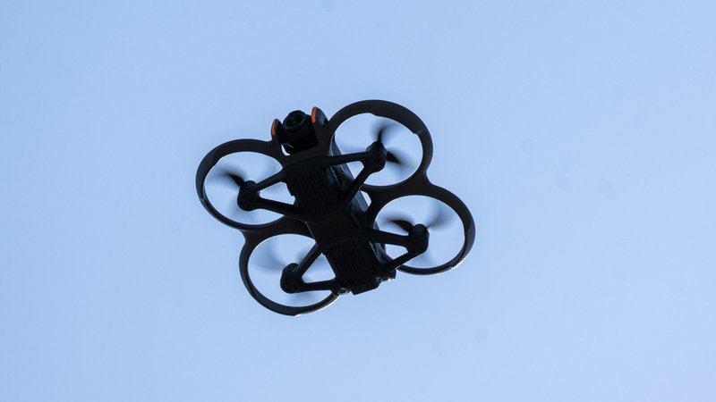Drohne in der Luft (Symbolbild) | Bild:  dpa-Bildfunk/Monika Skolimowska Drohne in der Luft (Symbolbild)