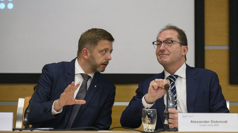 30.05.2025, Tschechien, Prag: Tschechiens Innenminister Vít Raku·an (l) spricht mit Bundesinnenminister Alexander Dobrindt bei einem Briefing nach dem Treffen. Foto: Kamaryt Michal/CTK/dpa +++ dpa-Bildfunk +++ | Bild: dpa-Bildfunk/Kamaryt Michal 30.05.2025, Tschechien, Prag: Tschechiens Innenminister Vít Raku·an (l) spricht mit Bundesinnenminister Alexander Dobrindt bei einem Briefing nach dem Treffen. Foto: Kamaryt Michal/CTK/dpa +++ dpa-Bildfunk +++