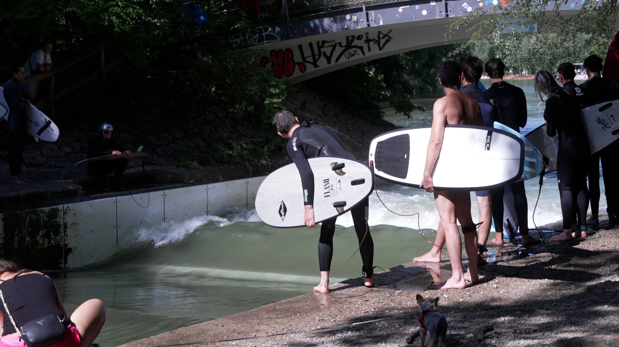 Bei jedem Wetter sieht man am Eisbach oder in Thalkirchen an der Floßlände zu jeder Tages- aber auch zur Nachtzeit Surfer. 