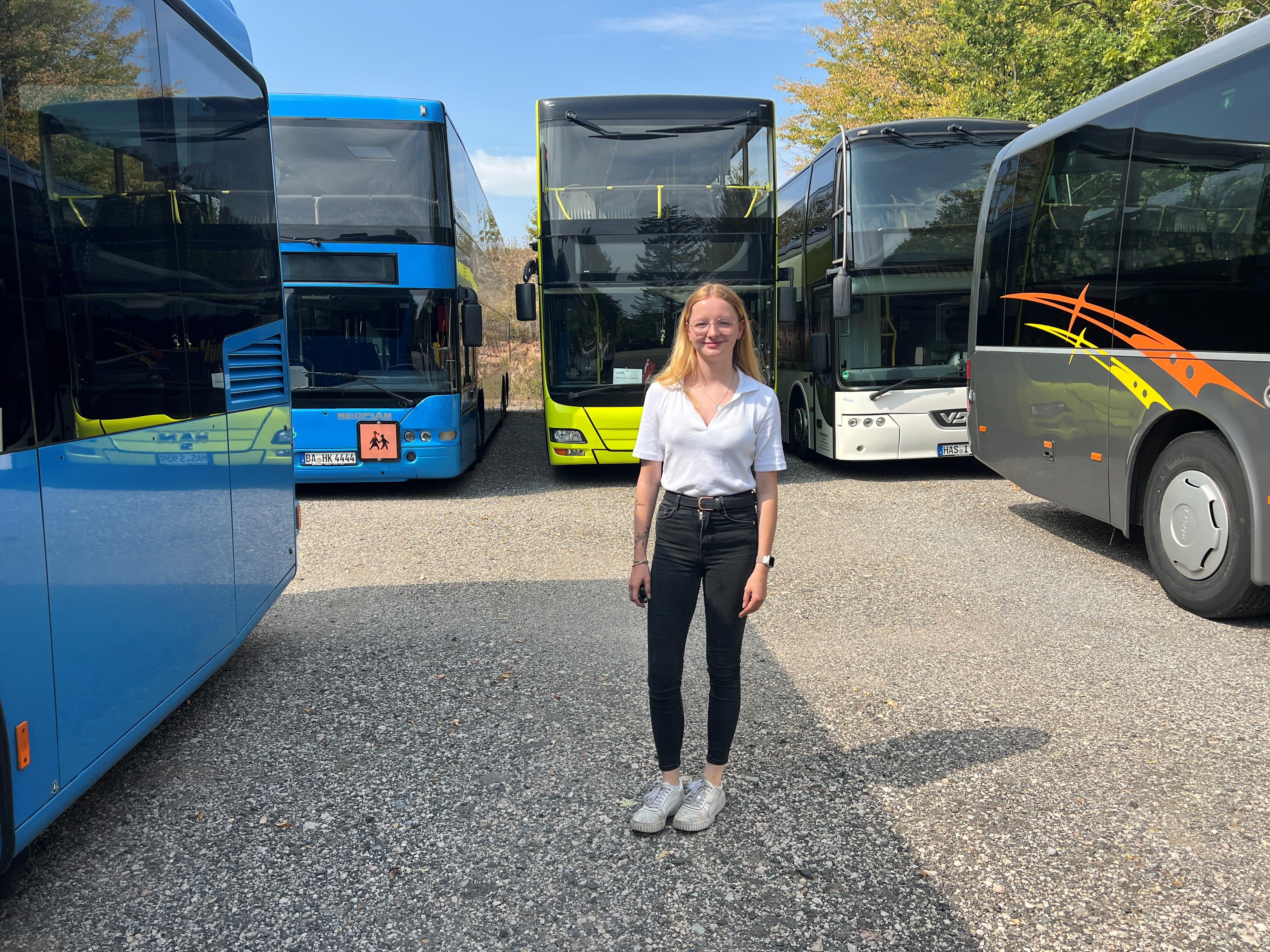 Leonie Konrad ist eine der jüngsten Busfahrerinnen Bayerns.